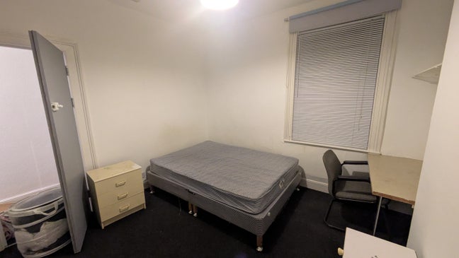 Large room available student house Northampton  Main Photo