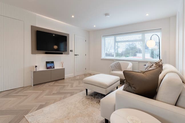 🏡 Luxurious New Bedroom in Stunning 3-Bedroom 🏡 Main Photo