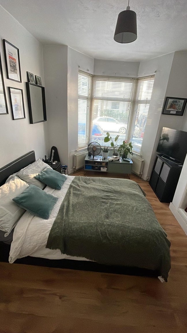Large Double Room Main Photo