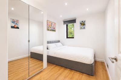 New Wapping 1bed by the Canal Main Photo
