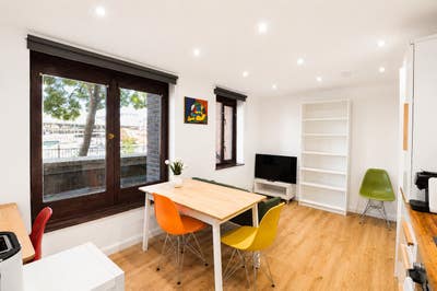 New Wapping 1bed by the Canal Main Photo