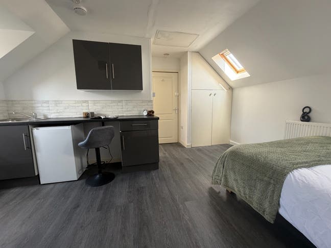 ⭐ Huge Studio Room | Ensuite + Private Kitchenette Main Photo