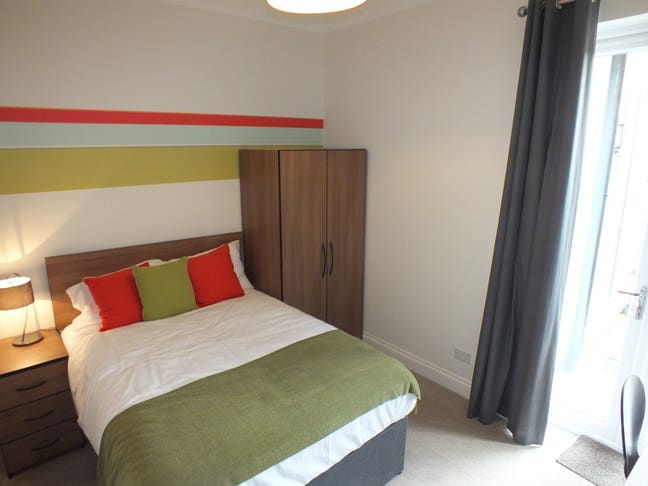 High Quality Living - Large Ensuite Room  Main Photo