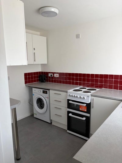 Rooms to let in recently refurbished HMO  Main Photo