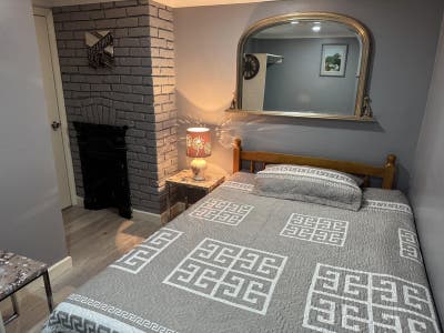 Large double, Stylish/Spacious Singles only! Main Photo