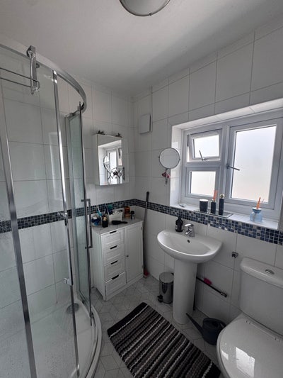 Room to let for working lady Main Photo