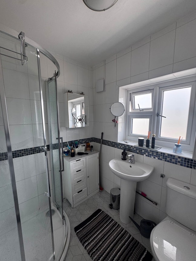Room to let for working lady Main Photo