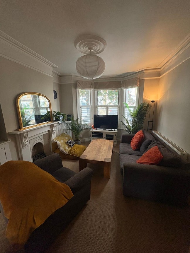 Furnished Double Room Available Now Main Photo