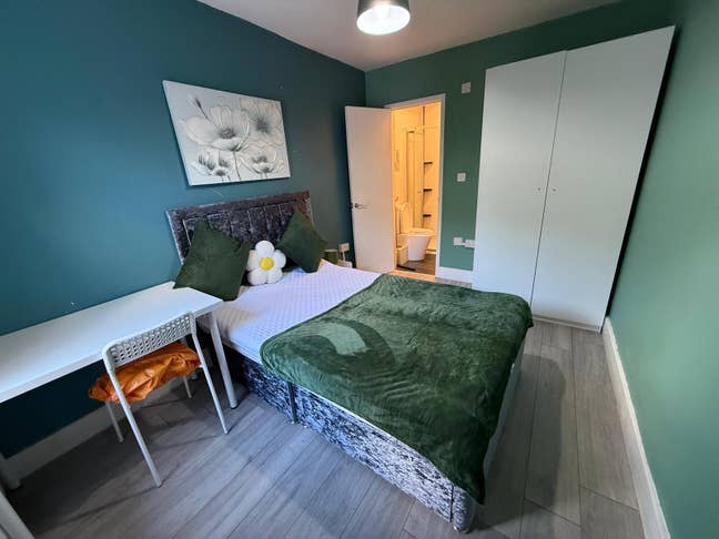 Incredible en-suite room bills included Main Photo