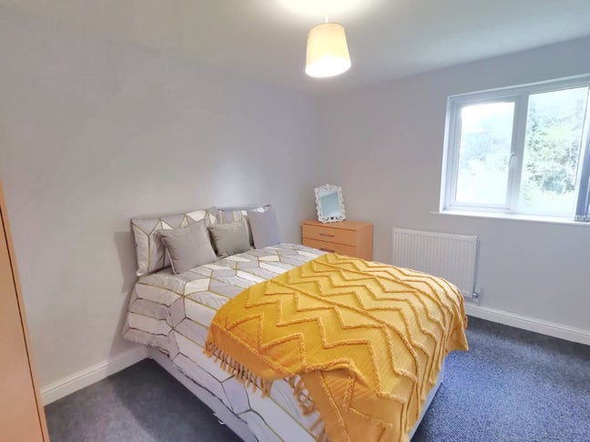 ** Lovely New Modern Rooms - All Bills Included!  Main Photo