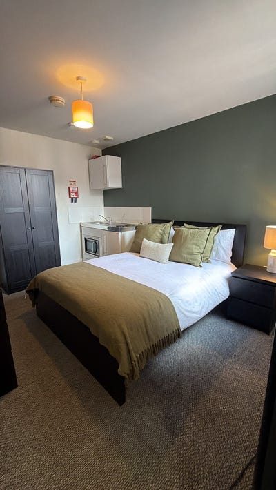 Brand New Studio with Ensuite and Kitchenette/ WA4 Main Photo