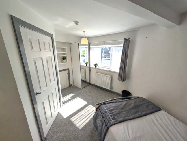 ** VERY LARGE Luxury En Suite - No Bills to Pay! Main Photo