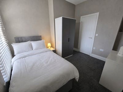 Stylish Ensuite Rooms to Let – LA13 – Bills Incl Main Photo