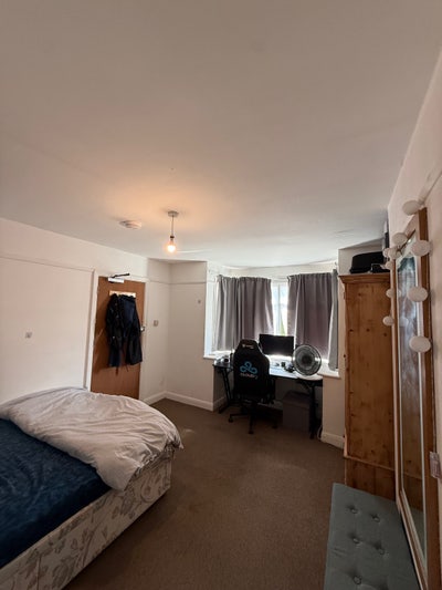Spacious doubled bedroom in Guildford Main Photo