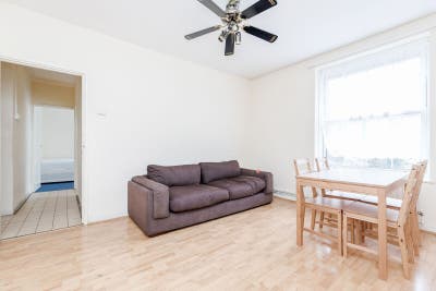 3 bedroom flat in SE8 Main Photo