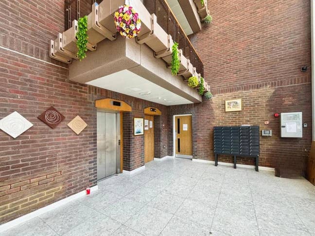 2 Bed Flat Available in Camberley  Main Photo