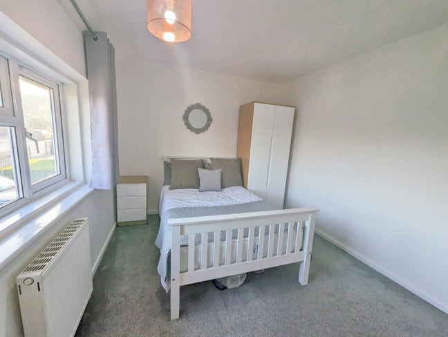 ** New Beautiful Quality Room -All Bills Included! Main Photo