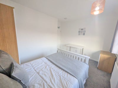 ** New Beautiful Quality Room -All Bills Included! Main Photo
