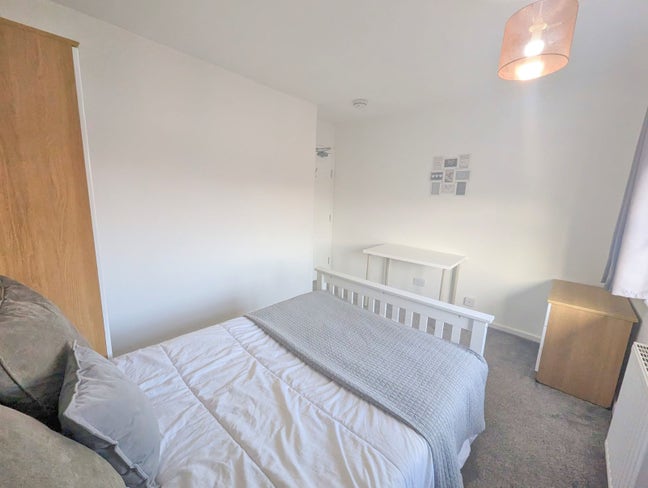 ** New Beautiful Quality Room -All Bills Included! Main Photo