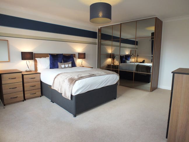 Great Location! - Large Ensuite Room near M4 Main Photo