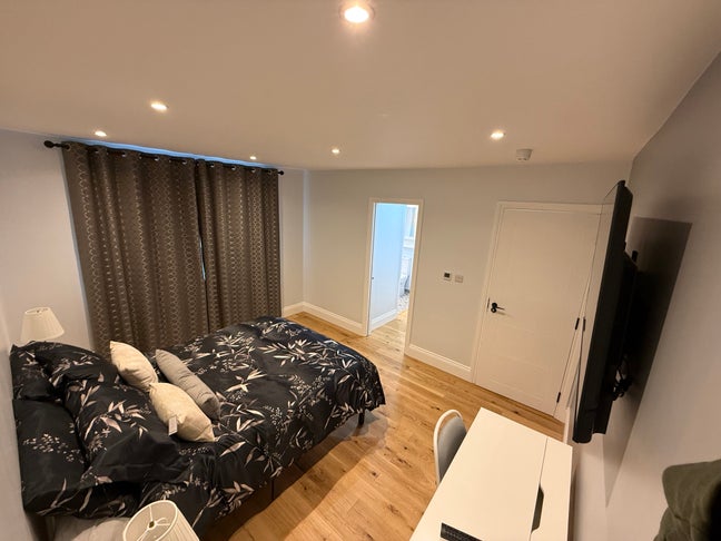 Ensuite Double NW9 - Couples Welcome - All Bills Main Photo