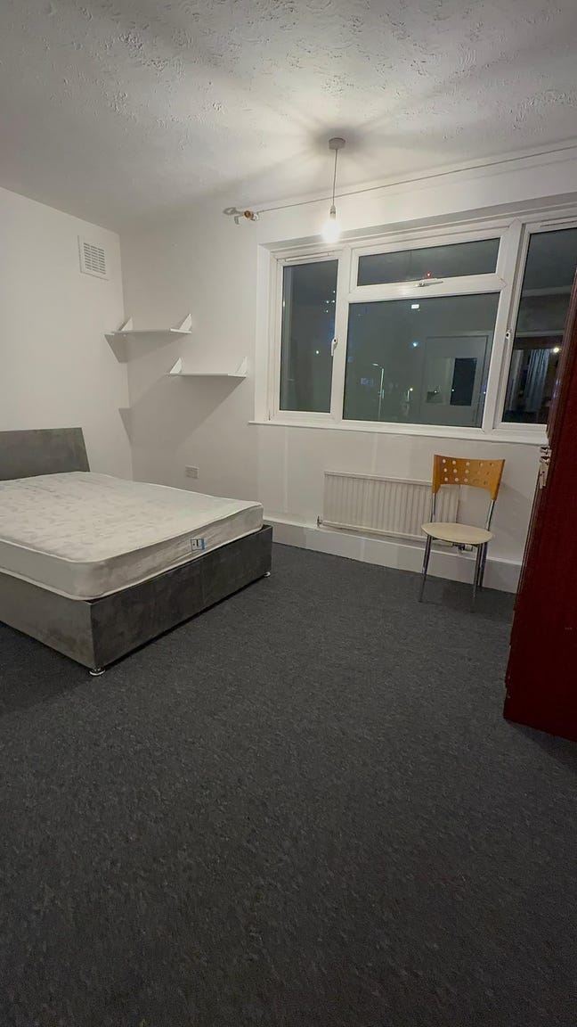 Spacious 3 Bed Flat with Balcony | E16 | 6 Mins to Main Photo