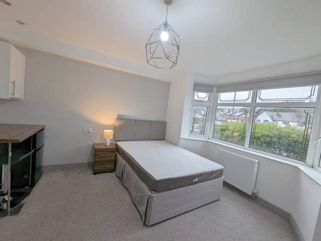 ** New Modern En Suite Room - No Bills To Pay! Main Photo