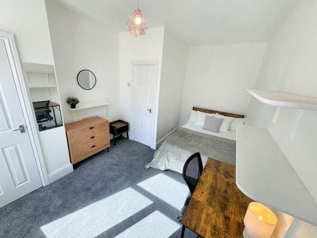 ** Large Modern En Suite Rooms - No Bills to Pay! Main Photo
