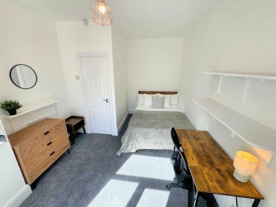 ** Large Modern En Suite Rooms - No Bills to Pay! Main Photo