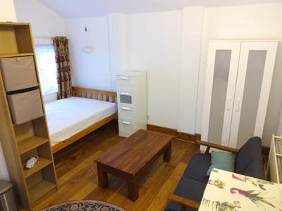 Large En-suite Double Room in detached house Main Photo