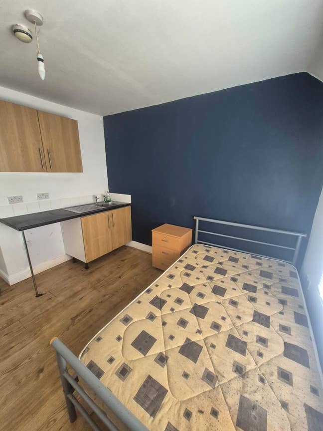Double studio room at Armley Ridge RD Main Photo