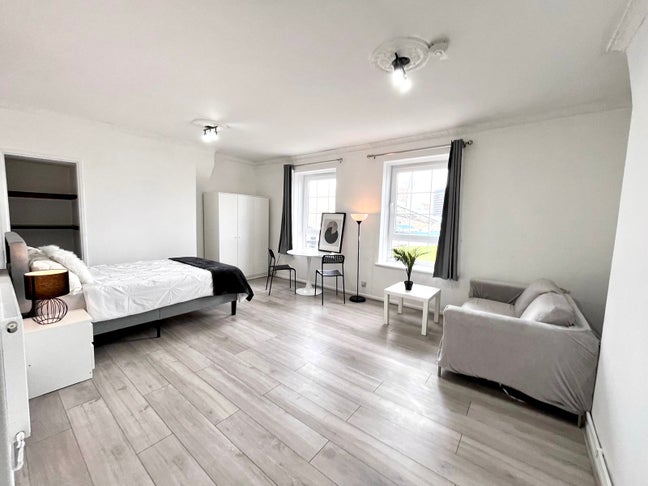 3 Panoramic Rooms next to Vauxhall - Oval view Main Photo