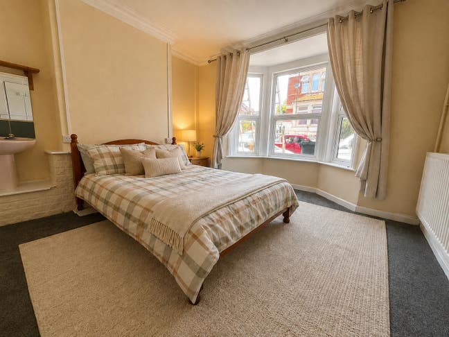 Available Now - Close to Town Centre Main Photo