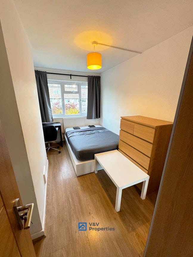 Available Now–8 Minutes Walk to Old Street Station Main Photo
