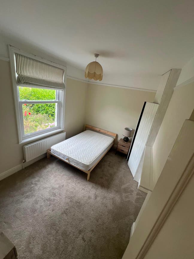 LARGE Double Bedroom in Historic Hampshire Village Main Photo