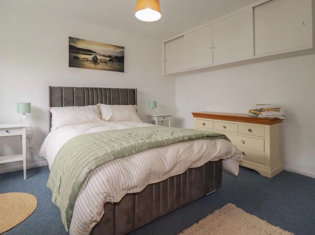 Cosy Room & Private Lounge with seaside views Main Photo