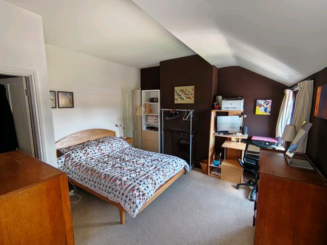 Spacious double bedroom en suite  Main Photo