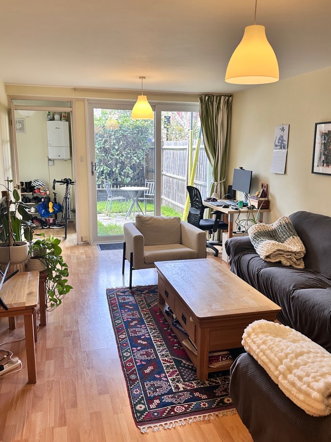 Furnished double room in spacious maisonette flat Main Photo