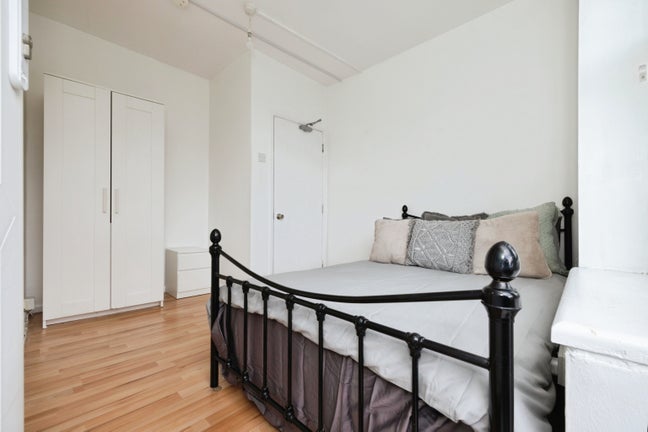 Double Room with Private Balcony – Bills inc- SW9 Main Photo