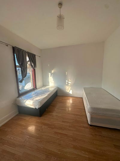 Twin Sharing Rooms Available – Forest Gate Main Photo