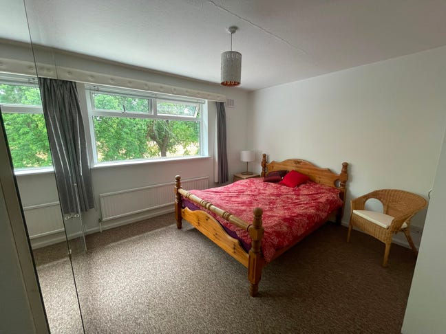 Heath Park | King-Size Front Bedroom | 10 mins UHW Main Photo