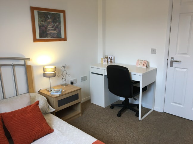 Lovely Double Ensuite Rm|Great Location|GU14 🏡  Main Photo