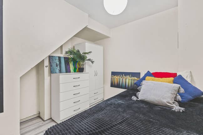 Budget Room / 2 Bathrooms / Living Room / Parking Main Photo