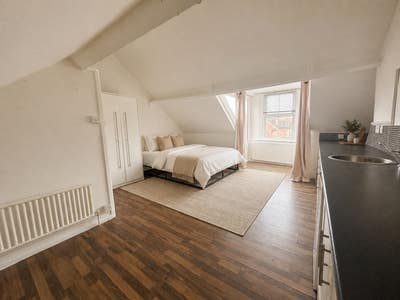 Large Double Room Near Town Centre Main Photo