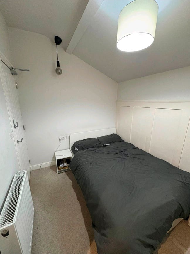 Large ensuite room to let  Main Photo