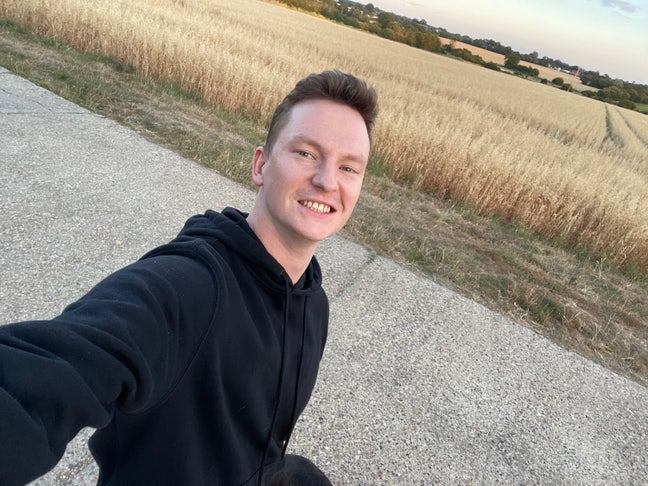 Hi, I’m Alex, I’m 28 and a working profes... Main Photo