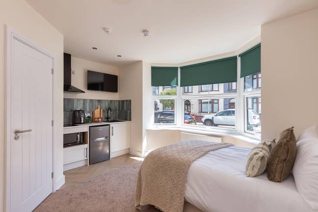 All Bills In | 3 Studios, Kitchen & Ensuite Main Photo