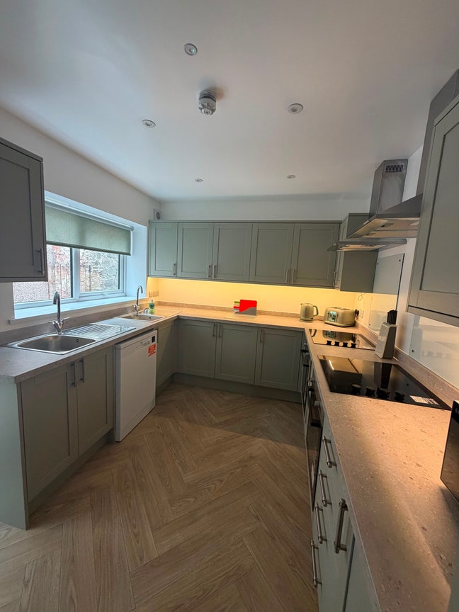 BRAND NEW 7 Bed Ensuite Rooms Bills Included Main Photo