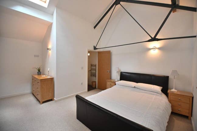 Double bedroom with en suite  Main Photo