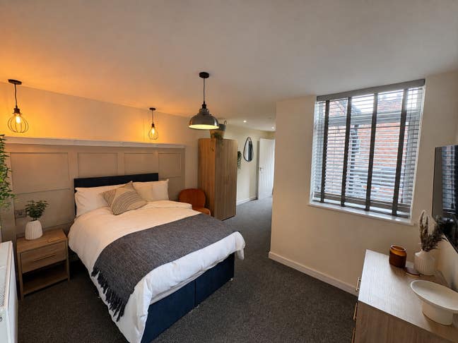 Stylish full furnished bedroom with en suite. Main Photo